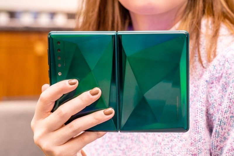 Αυτό είναι το αναδιπλούμενο smartphone που έφερε η TCL στο CES 2020 | 